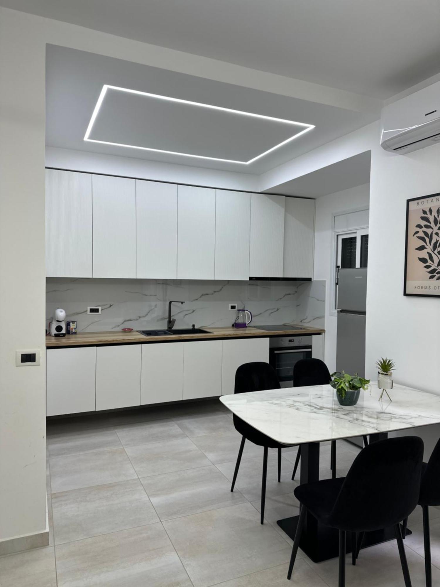 Lungomare Luxury Sea View Apartaments Vlore Bagian luar foto